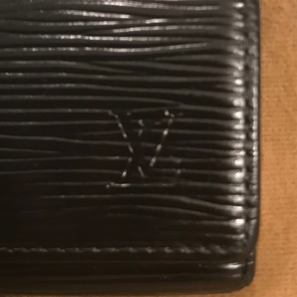 Authentic Louis Vuitton Black Epi 4 Key Holder - Picture 2 of 7